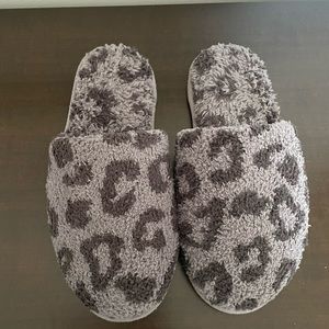 NEVER WORN: BAREFOOT DREAMS Women's CozyChic Barefoot In The Wild Slippers
